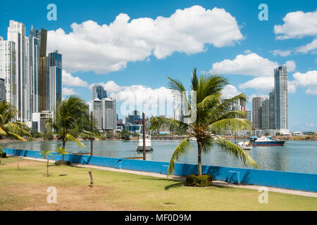 Öffentlicher Park und die Skyline an der Uferpromenade in Panama City - Avenida Balboa Stockfoto