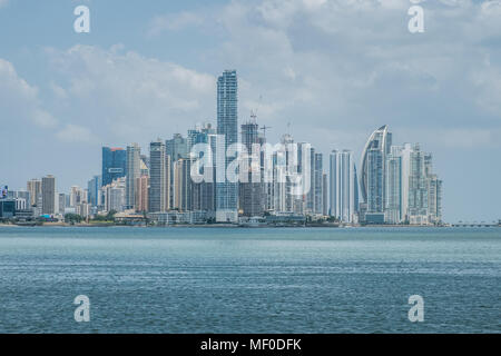 Wolkenkratzer Skyline, Küste und Meer - Panama City Downtown - Stockfoto