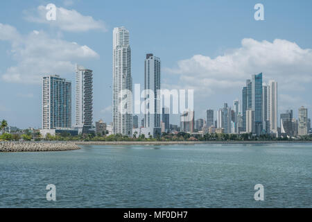 Wolkenkratzer Skyline, Küste und Meer - Panama City Downtown - Stockfoto
