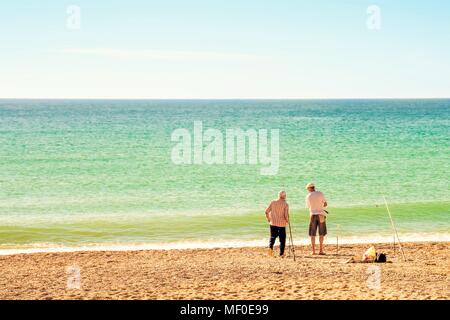 Zwei Fischer fangen Fische mit einer Angel auf dem Meer Strand Stockfoto
