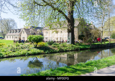 Die Schlachtungen Country Inn Pub in dem hübschen Dorf Cotswold Lower Slaughter in Gloucestershire, VEREINIGTES KÖNIGREICH Stockfoto