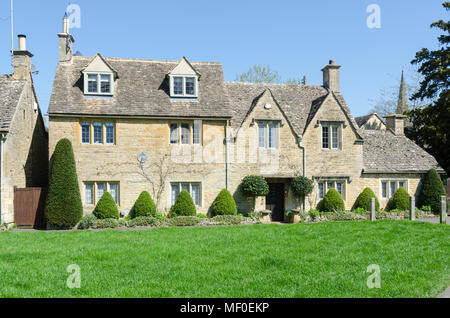 Ziemlich cotswold Stone Cottages in der attraktiven Cotswold Dorf Lower Slaughter in Gloucestershire, VEREINIGTES KÖNIGREICH Stockfoto