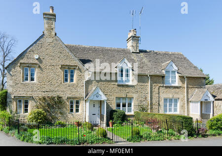 Ziemlich Cotswold Cottage in der attraktiven Cotswold Dorf Lower Slaughter in Gloucestershire, VEREINIGTES KÖNIGREICH Stockfoto