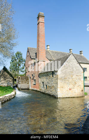 Alte Wassermühle auf dem Fluss Auge im hübschen Dorf Cotswold Lower Slaughter in Gloucestershire, VEREINIGTES KÖNIGREICH Stockfoto