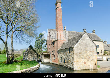 Alte Wassermühle auf dem Fluss Auge im hübschen Dorf Cotswold Lower Slaughter in Gloucestershire, VEREINIGTES KÖNIGREICH Stockfoto