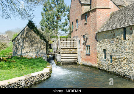 Alte Wassermühle auf dem Fluss Auge im hübschen Dorf Cotswold Lower Slaughter in Gloucestershire, VEREINIGTES KÖNIGREICH Stockfoto