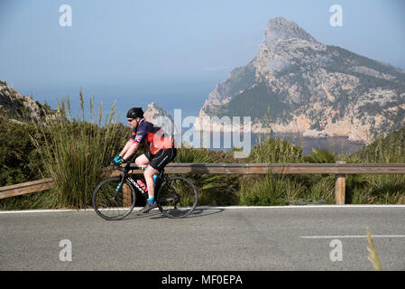 Mirador de la Creueta, Formentor, Mallorca, Balearen, Spanien, 2018, Straße Radfahrer an einem Aussichtspunkt El Colomer entlang der PM 221 Straße. Stockfoto