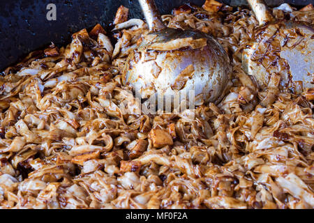 Nahaufnahme einer großen Pfanne mit gebratenen Nudeln auf einem Markt Stockfoto