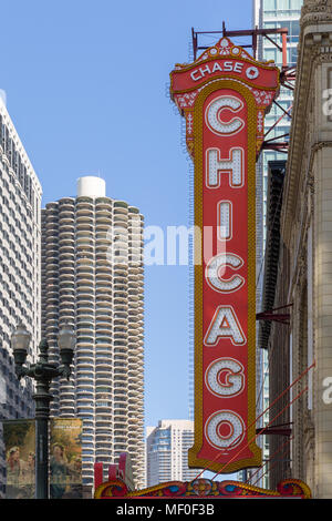 Chicago, USA - April 7, 2018: ikonische Zeichen auf der Chicago Theater auf North State Street in Chicago. Das Theater wurde im Jahre 1921 renoviert und wurde in t Stockfoto