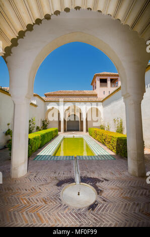 Malaga, Spanien, 29. April 2014: Einrichtung von berühmten Sehenswürdigkeiten Malaga Alcazaba, in Malaga, Andalusien, Spanien. Stockfoto