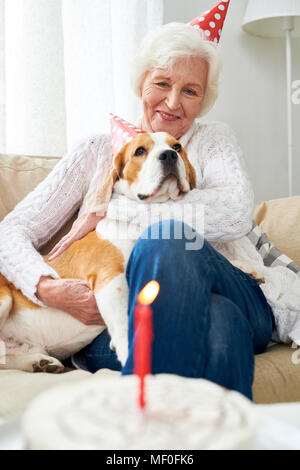 Der erste Geburtstag der liebsten Hund Stockfoto