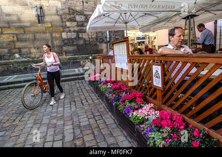 Damenfahrrad und Restaurant in der Nähe der Karlsbrücke, Mala Strana, Prag, Tschechische Republik Stockfoto