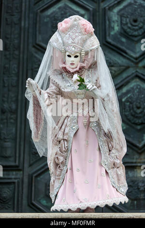 Historischen Karneval in Venedig mit Masken und Kostümen. Stockfoto