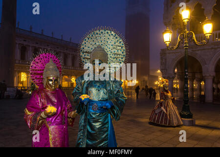 Historischen Karneval in Venedig mit Masken und Kostümen. Stockfoto