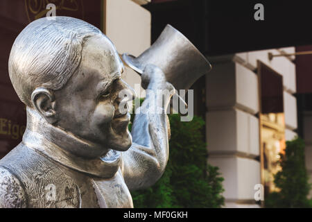 Bratislava, Slowakei, 30. September 2016: Statue Schone Nacl, Sedlárska Street, eine der vielen eigenartigen Statuen in der Altstadt von Bratislava, Slowakei Stockfoto