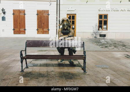 BRAISLAVA, Slowakei: 01. Oktober 2016: Napoleon Soldat Statue auf dem Hauptplatz in der Altstadt von Bratislava, Slowakei. - Stockfoto