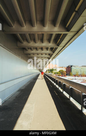 BRATISLAVA, Slowakei: Oktober 01, 2016: Radfahrer auf der Brücke Novy Most, (die meisten SNP) auf die Fußgängerzone. Brücke über die Donau, 303 m lang, Stockfoto