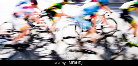 Abstrakte arty Hintergrund: Bewegungsunschärfe von jungen Fahrrad Racers konkurrieren auf den Straßen der Stadt Stockfoto