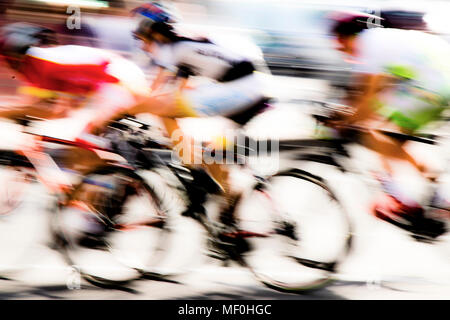 Abstrakte arty Hintergrund: Bewegungsunschärfe von drei jungen Fahrrad Racers konkurrieren auf den Straßen der Stadt Stockfoto