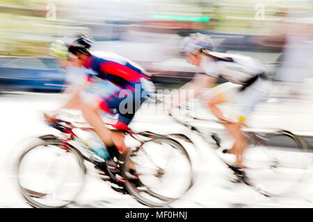 Abstrakte arty Hintergrund: Bewegungsunschärfe von zwei jungen Fahrrad Racers konkurrieren auf den Straßen der Stadt Stockfoto