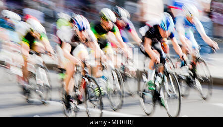 Abstrakte arty Hintergrund: Bewegungsunschärfe von jungen Fahrrad Racers konkurrieren auf den Straßen der Stadt Stockfoto