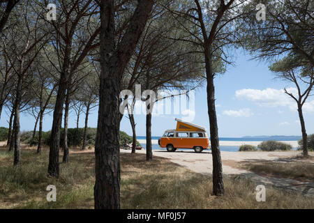 Italien, Sardinien, Posada, Mann im Urlaub mit einem alten van Stockfoto