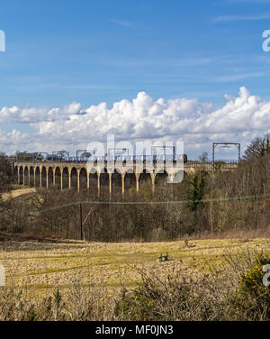 Scotrail Klasse 380 EMU Überquerung der Avon Viadukt westlich von Linlithgow West Lothian Schottland Großbritannien auf dem Weg nach Edinburgh Glasgow Stockfoto