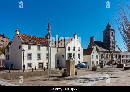 Der Altstädter Ring und Stadthaus in die Royal Burgh Culross in Fife und Büste von Admiral Lord Thomas Alexander Cochrane Stockfoto