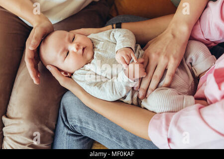 Hebamme und Mutter neugeborenes Baby geben einen Bauch Massage mit der Verdauung zu helfen Stockfoto