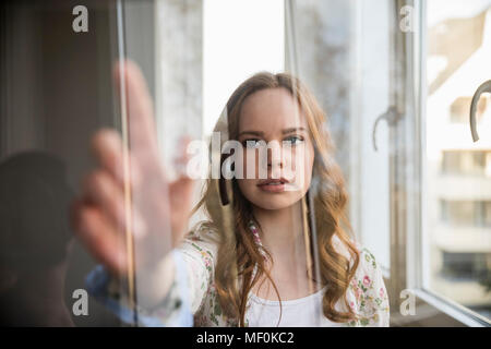 Portrait von jugendlichen Mädchen mit futuristischen tragbares Gerät Stockfoto