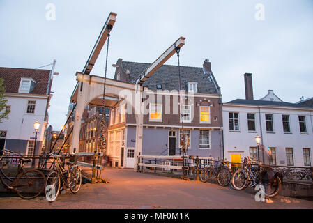 Amsterdam, Niederlande - 21 April, 2017: Zugbrücke Staalmeestersbrug, die Brücke, überquert die Groenburgwal. Es ist beliebt für Liebe Schlösser, engrav Stockfoto