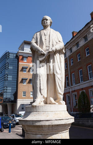 Die Statue ist Robert Bentley Todd (1809-1860) außerhalb des King's College Hospital, Dänemark Hill. Stockfoto