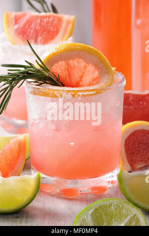 Dieser herrlichen Cocktail von frischen rosa Palomas. Ein festliches Getränk ist ideal für Brunch, Feste und Feiertage. Stockfoto