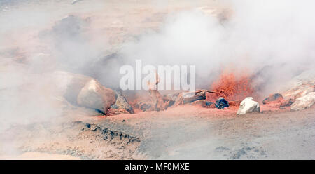 Dampf- und roten Schlamm in den Roten Wasserspeier im unteren Geyser Basin im Yellowstone National Park in Wyoming Stockfoto