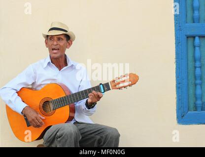 Kubanische Mann mit Hut spielen akustische Gitarre in einem Marktplatz, Trinidad, Kuba Stockfoto