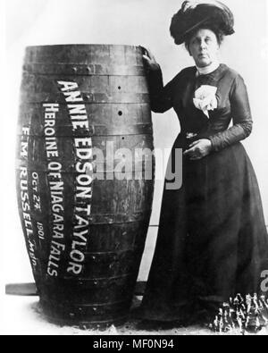 ANNIE EDSON TAYLOR (1838-1921), US-amerikanische Schullehrer, der die erste Person wurde zu überleben über den Niagara Falls in einem Fass., ein Meisterstück, das sie an ihrem Geburtstag vom 24. Oktober 1901 erreicht. Stockfoto