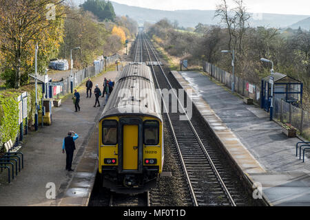 Passagiere verlassen einen Zug bei den ländlichen Bahnhof Bamford in der Landschaft, Derbyshire Peak District, England, Großbritannien Stockfoto