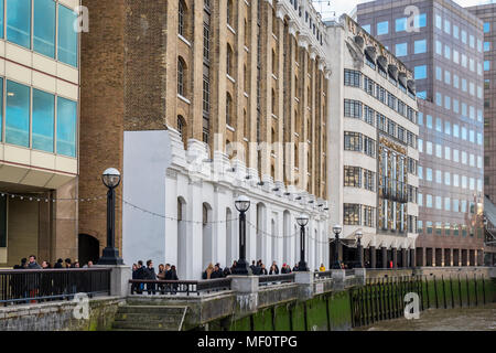 Die Queen's Walk Promenade am Südufer der Themse durch Gebäude der London Bridge Hospital, St. Olaf Haus und Nr. 1 London Bridge, London Stockfoto