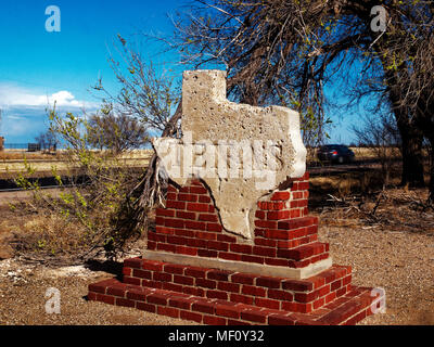 Texas marker Willkommen entlang der US 87 in der Nähe von Texline, Texas, im Sandstein Stockfoto