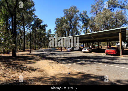 Blick auf eine der vielen ausgezeichneten Rastplätze entlang der Autobahn von Melbourne nach Sydney, mit Tischen und Bänken, Schatten, Toiletten und schattigen Auto parkin Stockfoto