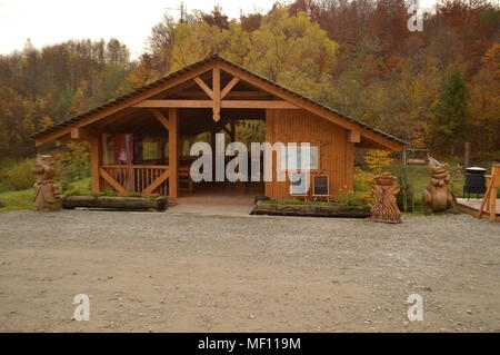 Es gab mehrere alte Kanonen hier oben, Angabe der defensiven Charakter dieser Wände. Mittelalterlichen hellebarden als Ornament in das Innere eines alten Cas. Stockfoto