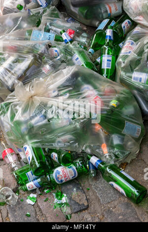 Eine Menge von grünem Glas Flaschen in einem Sehen durch die Plastiktüte bereit für das Recycling und die Sammlung wieder verwendet werden. Umweltfreundliche Verarbeitung. Stockfoto