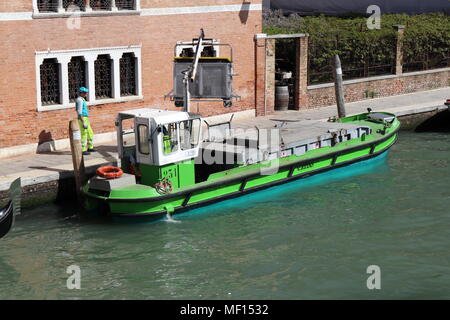 Grüne Boot/Schiff sammeln Müll/Abfall, Kanal, Venedig, Italien, Europa Stockfoto