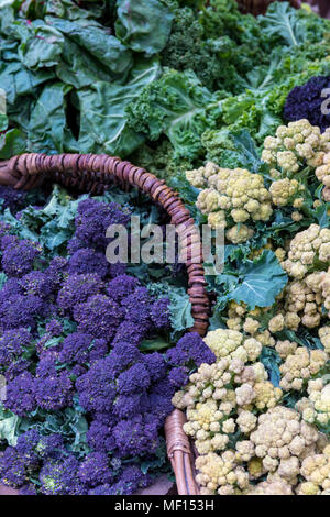 Eine Auswahl an frisch geschnitten und neue grüne Gemüse auf einem Obst- und Gemüsehändler auf Borough Market in Central London. Brokkoli, Blumenkohl. Stockfoto