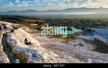 Malerischen Blick auf Pamukkale im Herbst am Abend gegen einen klaren blauen Himmel. Türkei Stockfoto