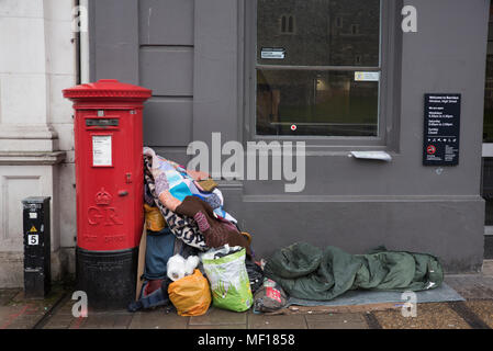 Die Betten eines groben Sleeper auf der Straße gegenüber von Schloss Windsor, Windsor, Großbritannien Stockfoto