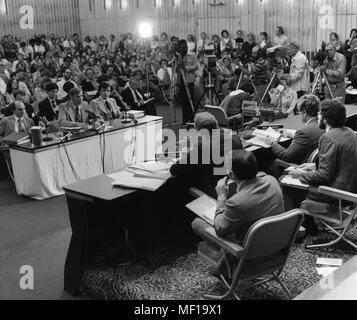 CDC Stellvertretender Direktor, Dr. Walter Dowdle, CDC-Direktor, Dr. William Foege und Special Pathogens Branch Chief, Dr. David Fraser in den Zentren für Krankheitskontrolle (CDC) Anhörung im Senat, 9. November 1977. Mit freundlicher Mitten zur Krankheit-Steuerung. () Stockfoto