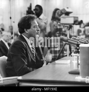 Elliot Levitas, Vertreter aus Georgien, in den Zentren für Krankheitskontrolle (CDC) Anhörung im Senat, 1977. Mit freundlicher Mitten zur Krankheit-Steuerung. () Stockfoto