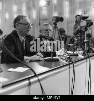 Dr. Leonard Bachman, Pennsylvania Minister für Gesundheit, und Dr. Jay S. Sanford, Dekan der Fakultät für Medizin, Uniformed Services, Universität der Bundeswehr, Bethesda, Maryland, in den Zentren für Krankheitskontrolle (CDC) Anhörung im Senat, 1977. Mit freundlicher Mitten zur Krankheit-Steuerung. () Stockfoto