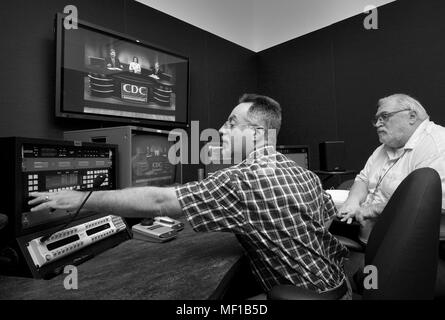 Zwei studio Arbeitnehmer überwachung Fernsehen an Zentren für Krankheitskontrolle (CDC) Abteilung für kreative Dienstleistungen, Roybal Campus, Clifton Road, Atlanta, Georgia, 2005. Mit freundlicher Mitten zur Krankheit-Steuerung. () Stockfoto